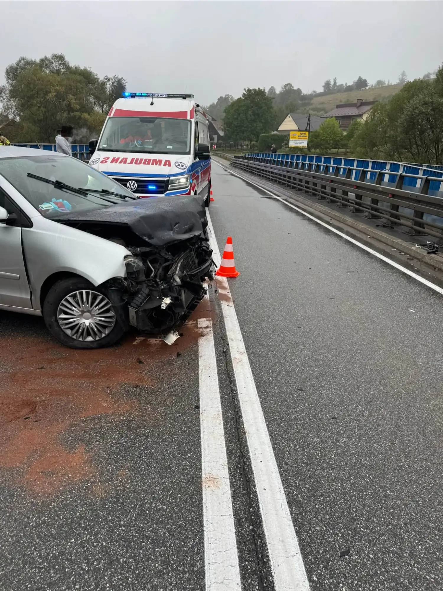 Interwencja strażaków na DK75 w Nowej Wsi. Volkswagen uderzył w barierę i zablokował pas ruchu w kierunku Krynicy-Zdroju