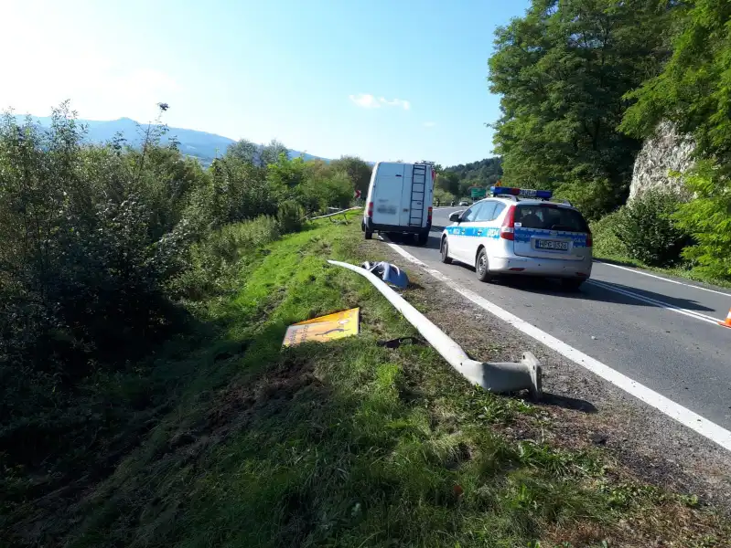 Wypadek w Naszacowicach. Samochód wypadł z drogi i zatrzymał się na skarpie
