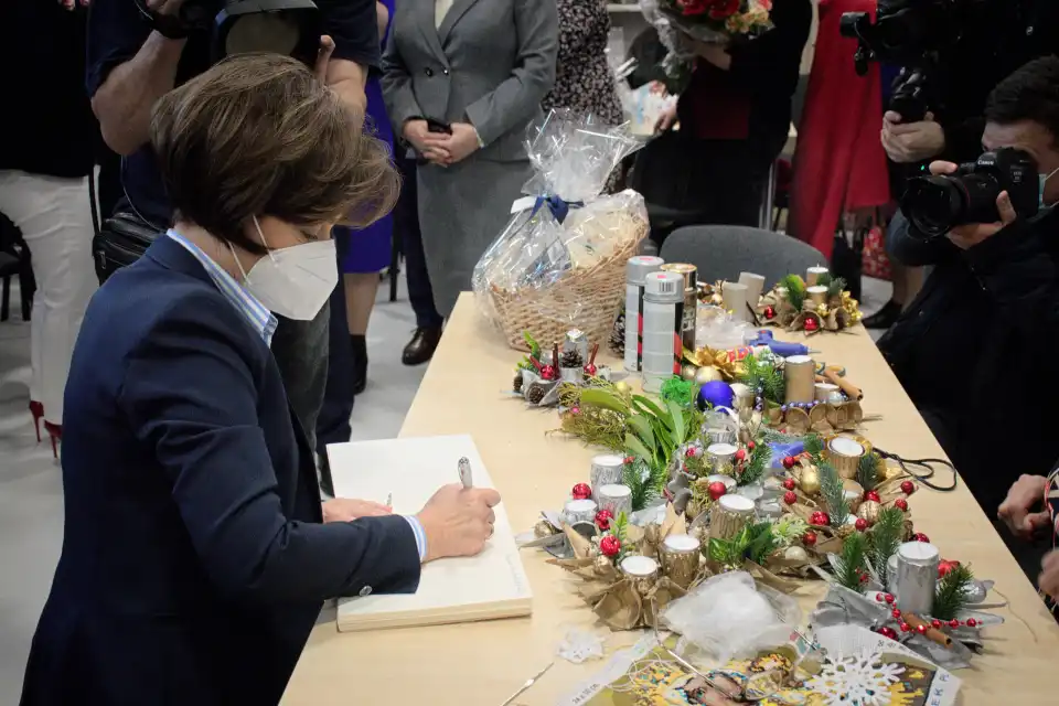 Minister rodziny i polityki społecznej Marlena Maląg z wizytą w Klubie Seniora Plus w Łużnej