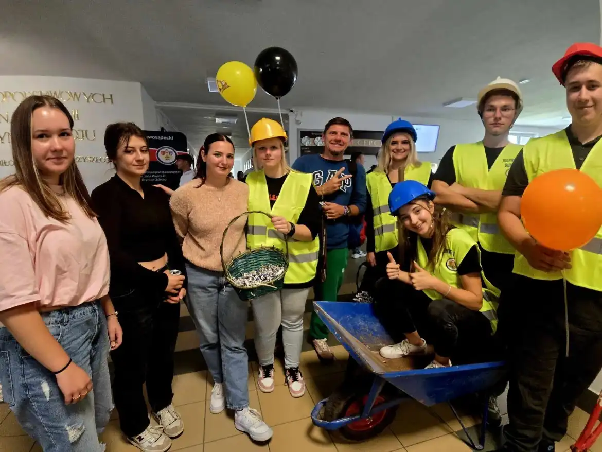 Kreatywne obchody Dnia Budowlańca w Krynicy. Szkoła pełna balonów i uśmiechów