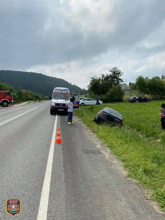 Kraksa w Nowej Wsi. Jeden z pojazdów wylądował w rowie