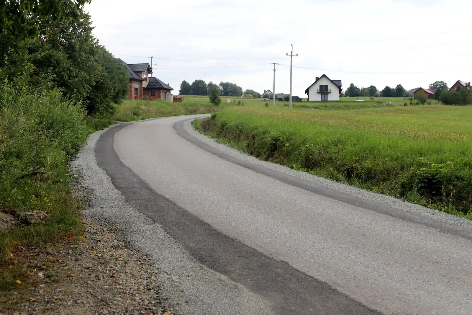 Prace drogowe w gminie Limanowa zakończone: Nowe nawierzchnie, pobocza i zjazdy