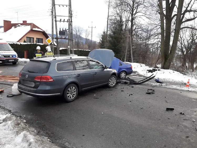 Wypadek w Nawojowej. Dwa auta rozbite, jedna osoba trafiła do szpitala