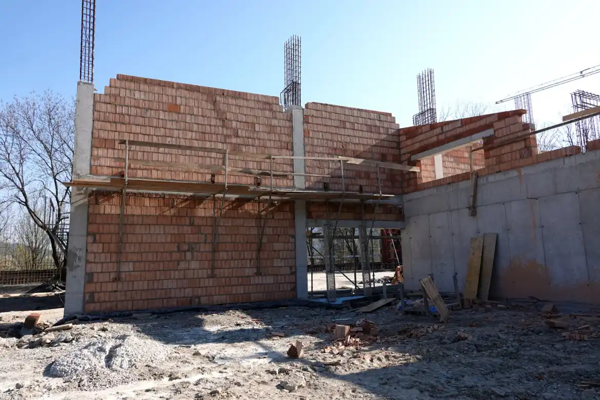 Prace przy budowie hali sportowej ze strzelnicą przy ZS w Marcinkowicach idą zgodnie z planem