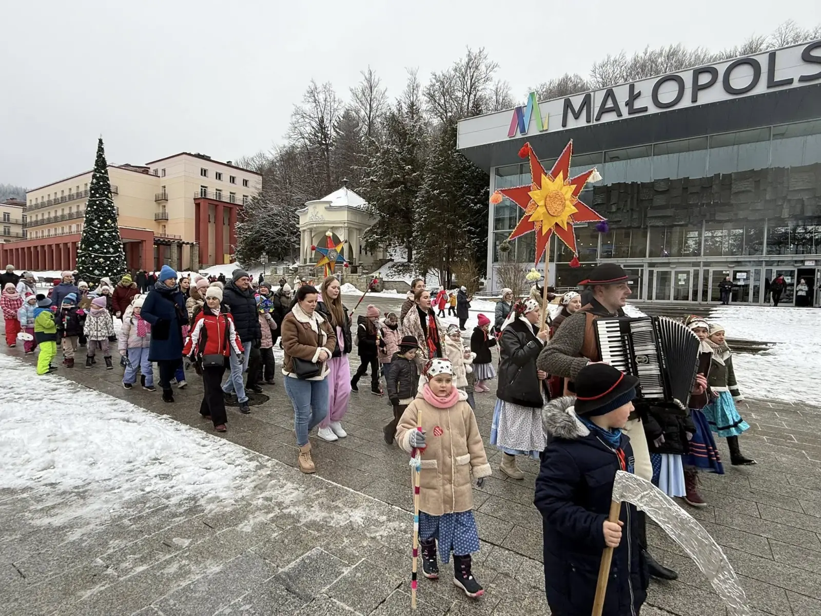 Barwny pochód z kolędą przeszedł przez krynicki deptak. Dzieci i mieszkańcy wspólnie rozpoczęli ferie zimowe