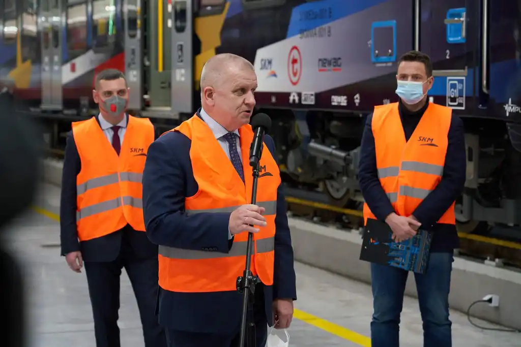 Dwa nowoczesne pociągi Newagu w Warszawie. Zasilą tabor Szybkiej Kolei Miejskiej