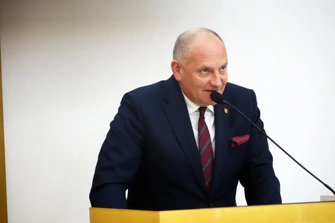 Nowe drogi, szkoły i ośrodek kryzysowy. Powiat Nowosądecki nie zwalnia tempa
