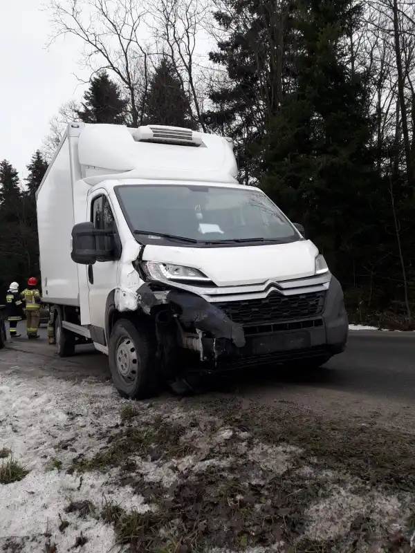 Wypadek w Dłogołęce-Świerkli. Jedna osoba trafiła do szpitala