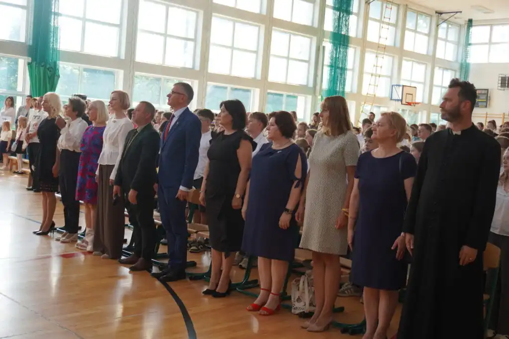 Pierwszy dzwonek 2025/26. Ponad 2 tysiące uczniów ruszyło do szkół w gminie Stary Sącz
