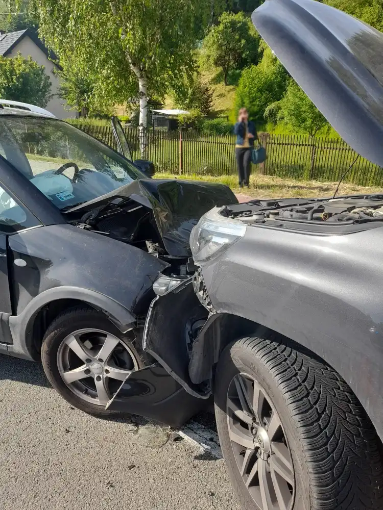 Wypadek w Piwnicznej-Zdroju. Czołowo zderzyły się dwie osobówki