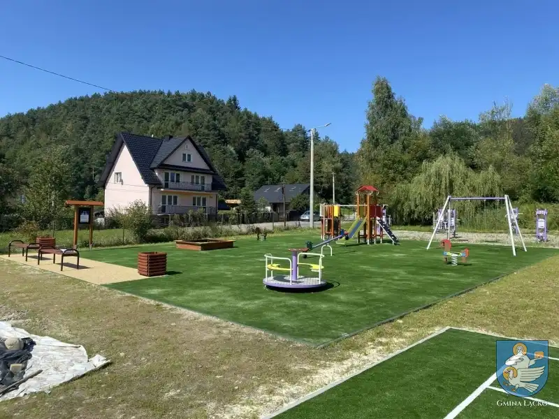 W Gminie Łącko powstały trzy kolejne place zabaw i boisko sportowe