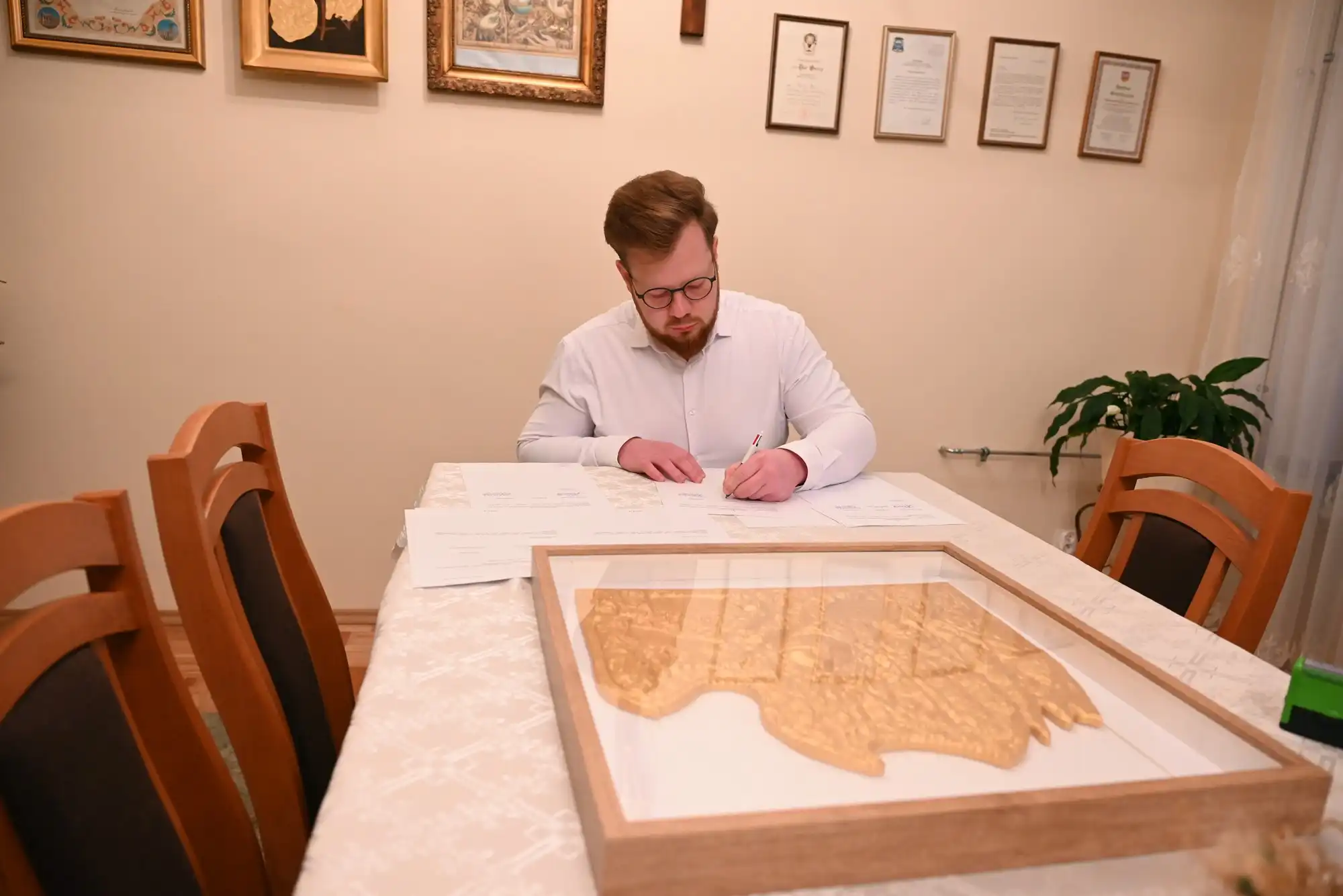 Rekonstrukcja płaskorzeźby sukni koronacyjnej Matki Bożej Tuchowskiej trafiła do Sanktuarium