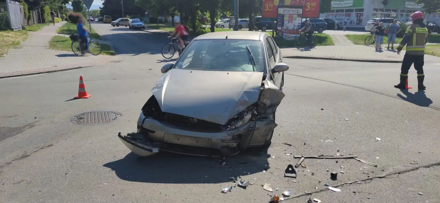 Wypadek w Nowym Sączu. Na ul. Hallera zderzyły się trzy pojazdy. Dwie osoby w szpitalu