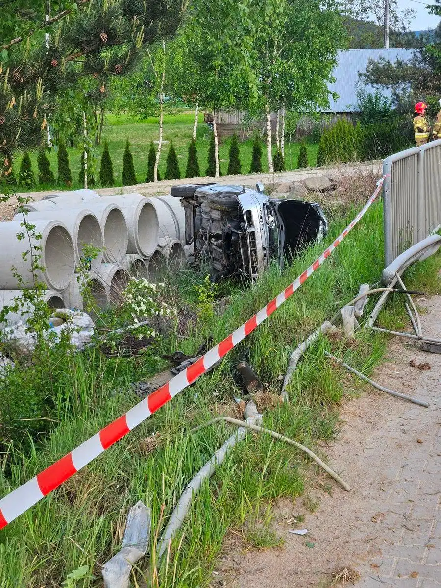 Maszkowice: VW Golf wypadł z drogi i uderzył w betonowe kręgi