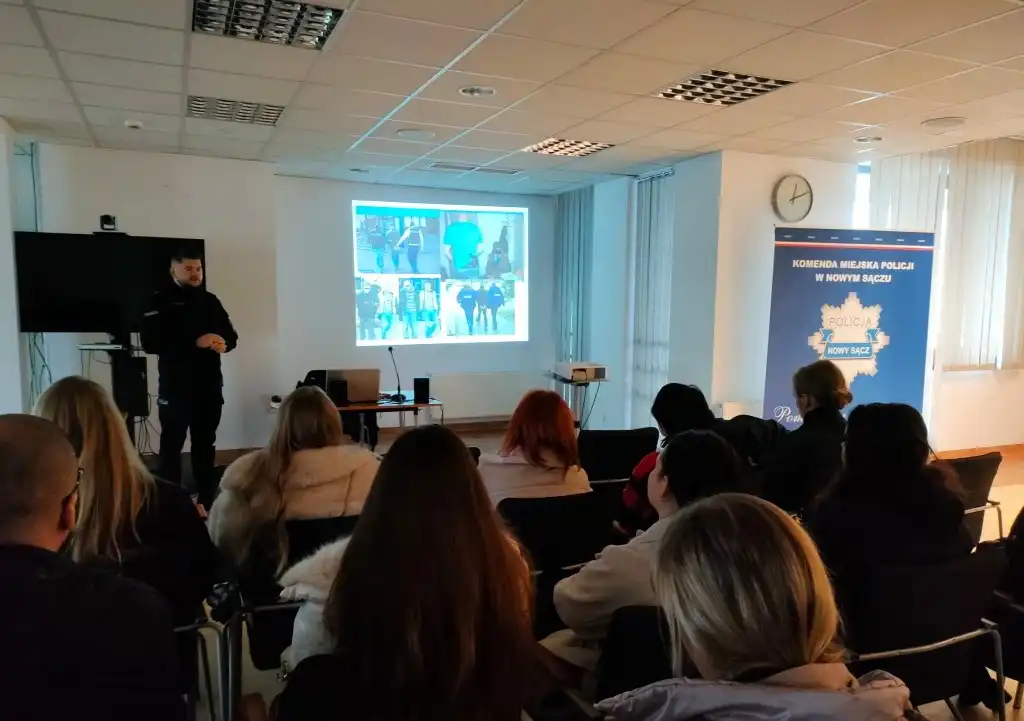 Kursanci kryminalistyki w Komendzie Policji w Nowym Sączu