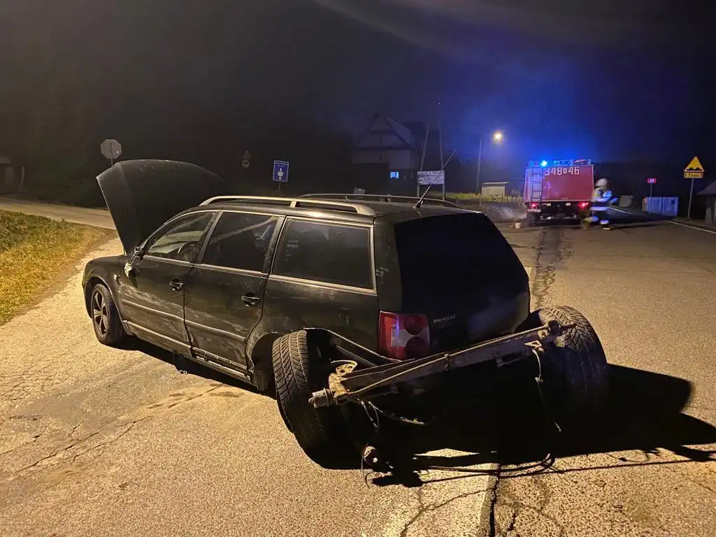 Kraksa na DK75 w Mochnaczce Wyżnej. Z jednego z pojazdów wyrwało koła
