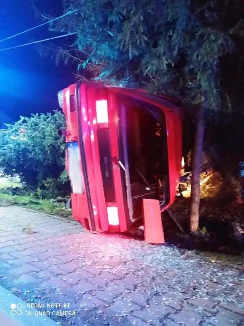 W Piątkowej osobówka wypadła z drogi i uderzyła w ogrodzenie