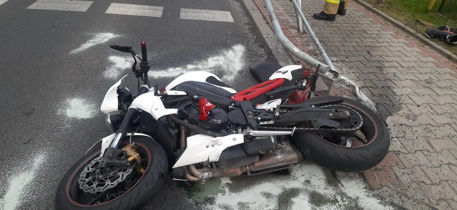 Wypadek we Frycowej. Motocykl wypadł z jezdni i uderzył w bariery energochłonne