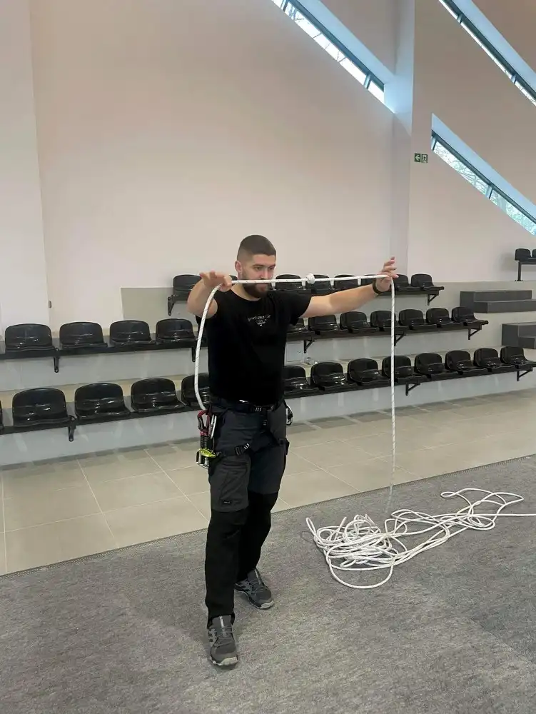 Uczniowie z ZS w Marcinkowicach ćwiczą na wysokości