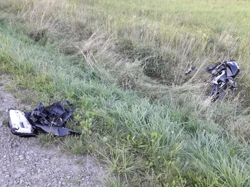 Niebezpieczny wypadek motocyklowy. Dwie osoby ranne