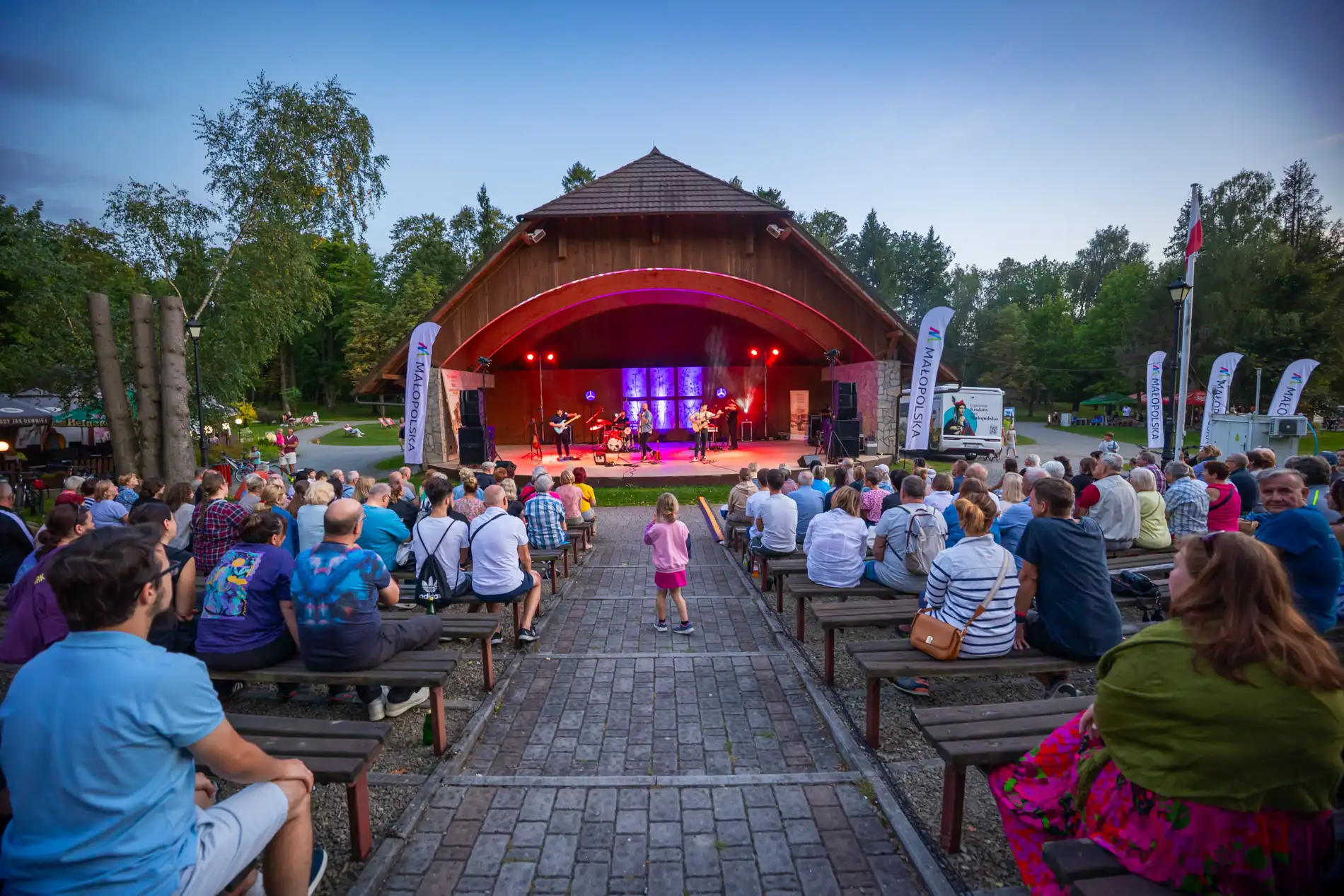 Muzyka, magia i taniec pod gwiazdami. Festiwal „Muzyka Zaklęta w Drewnie” w Wysowej-Zdroju