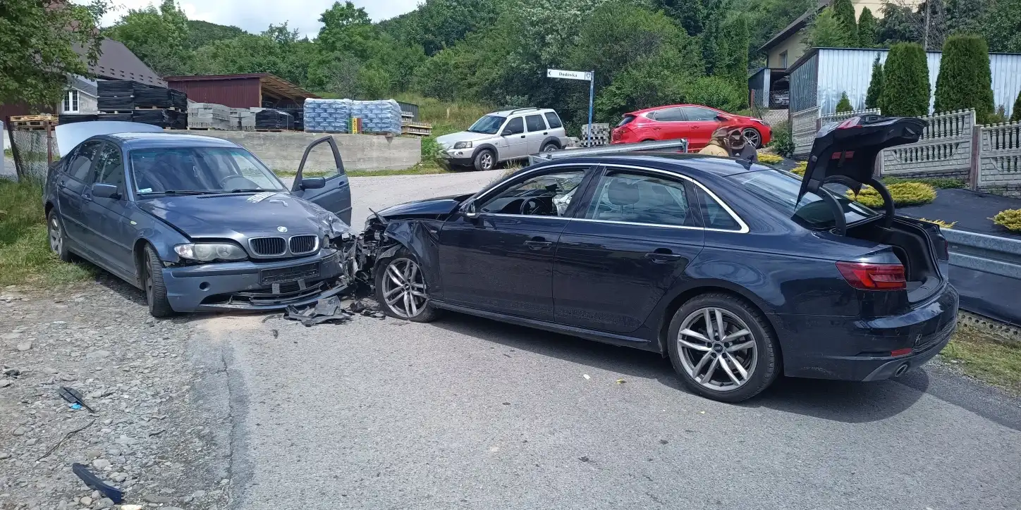 Czołówka Audi i BMW w Woli Kosnowej. Działania służb ratunkowych