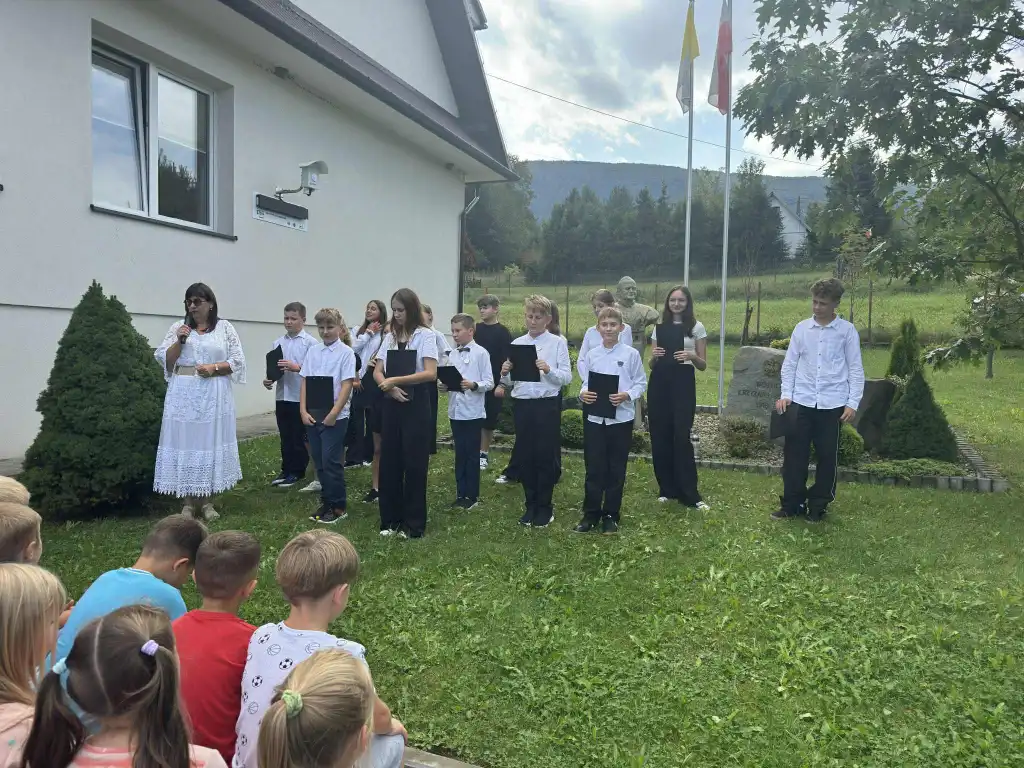 Kochanowski na szkolnym placu. Narodowe Czytanie w Kasince Małej