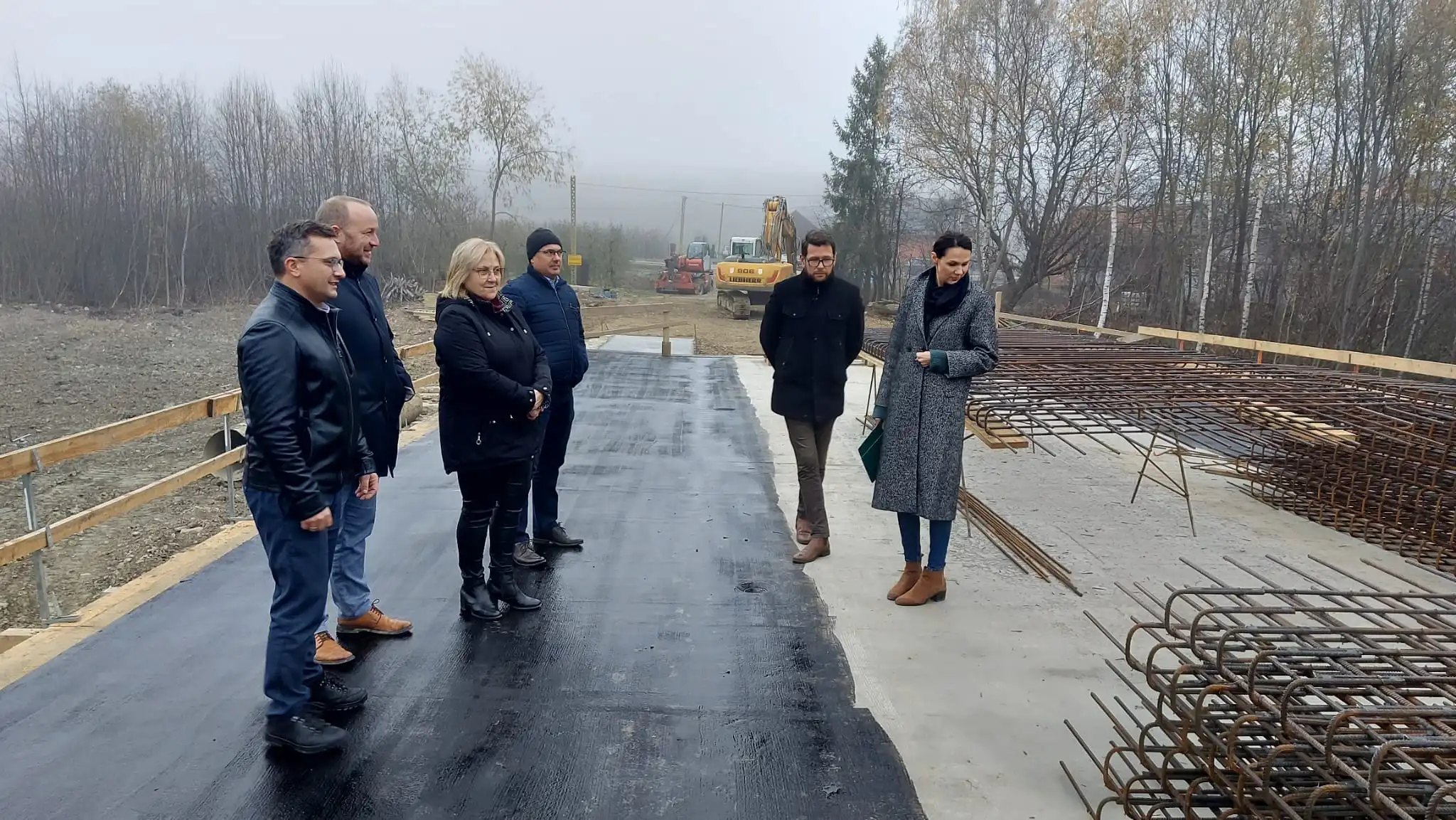 Stary drewniany most odchodzi w przeszłość. Nowoczesna konstrukcja rośnie w Jadamwoli