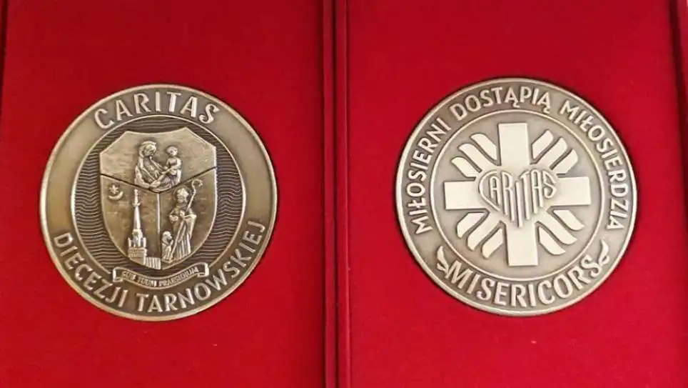 Biskup tarnowski Andrzej Jeż wręczył wolontariuszom i firmom wspierającym CARITAS medale Misericors
