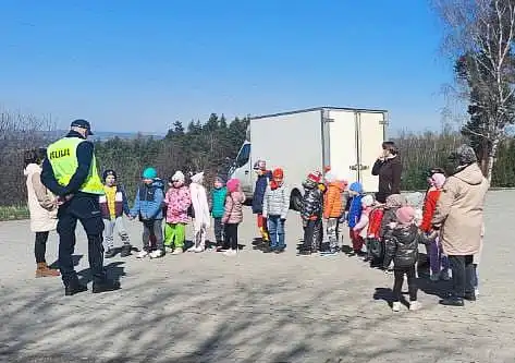 Odwiedziny dzielnicowego. Edukacja i uśmiech w Nowym Rybiu
