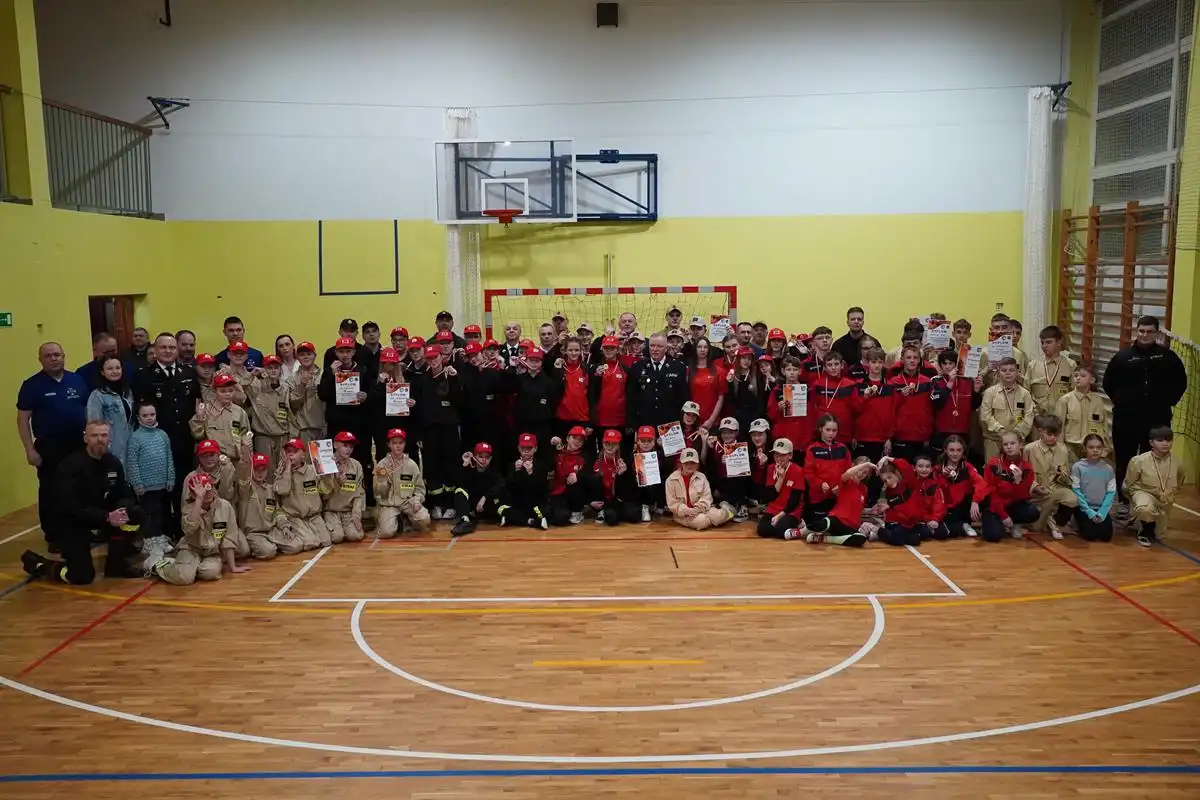Gminne Halowe Młodzieżowe Zawody Sportowo-Pożarnicze w Dominikowicach. Pełne pasji zmagania młodych strażaków