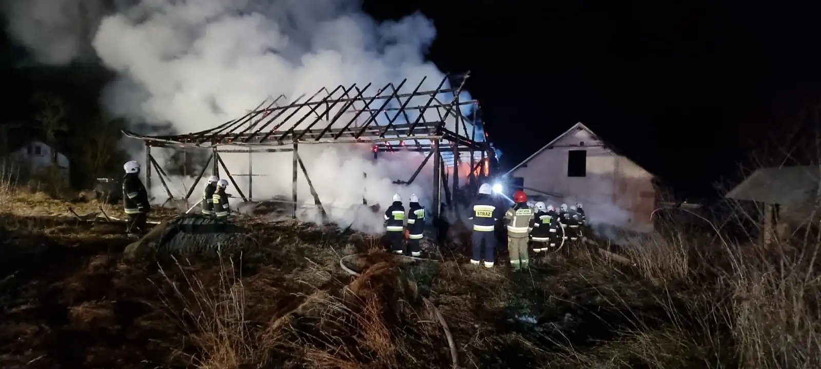Pożar budynku gospodarczego w Olszanie. Z ogniem walczyło 10 zastępów straży