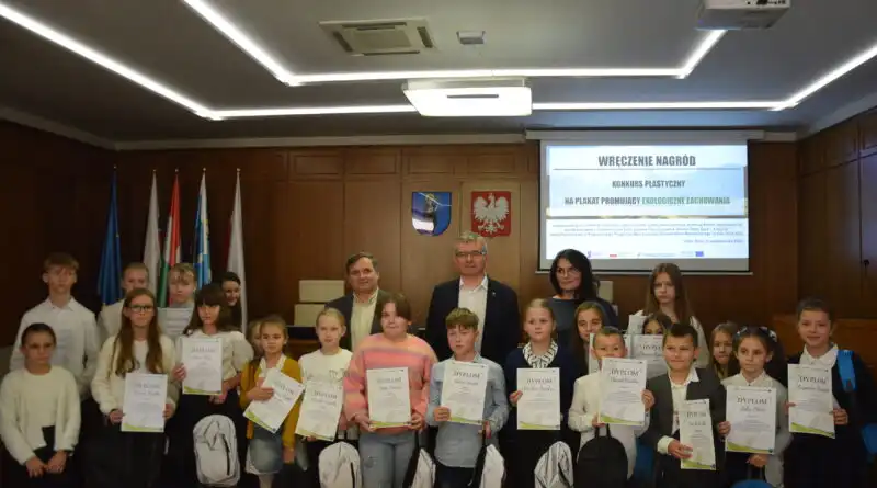 Stary Sącz: Zwycięzcy konkursu plastycznego na plakat promujący zachowania ekologiczne nagrodzeni