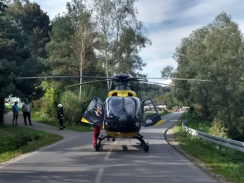 Wypadek w Przydonicy. Samochód zderzył się z hulajnogą. W akcji śmigłowiec LPR