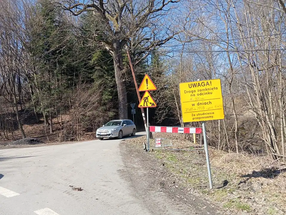 Remont drogi nad Dworem. Nowa asfaltowa nakładka i stabilizacja gruntu