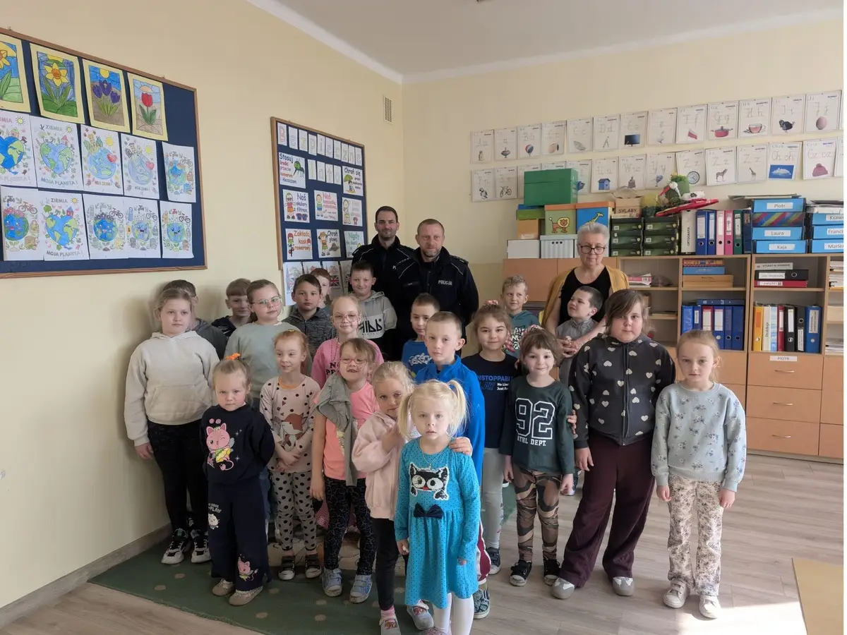 Lekcja bezpieczeństwa w Jadamwoli. Policjant spotkał się z uczniami