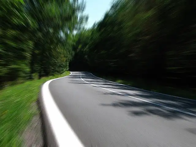 Pędzili w obszarze zabudowanym 125km/h. Stracili prawo jazdy