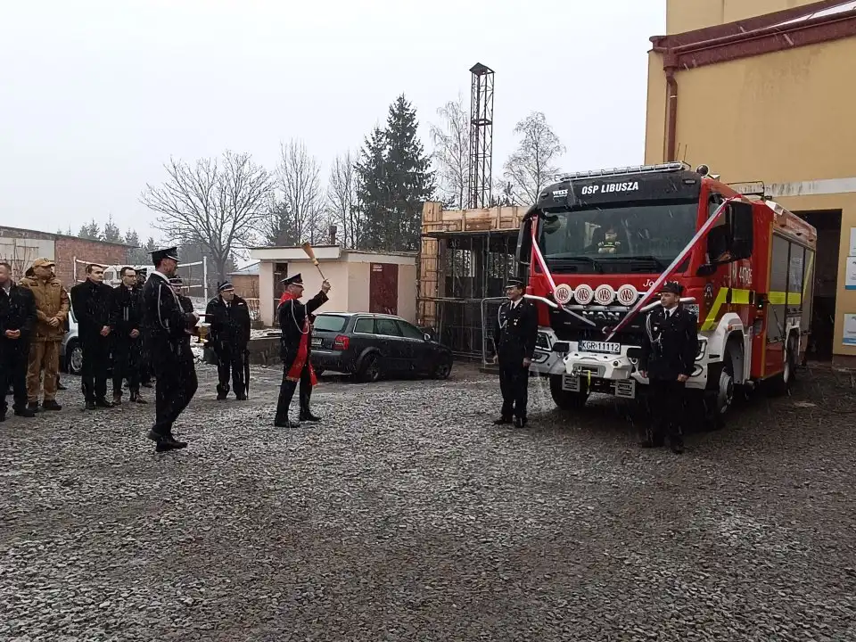 Libusza z nowym samochodem i wsparciem dla strażaków. Uroczystość w OSP