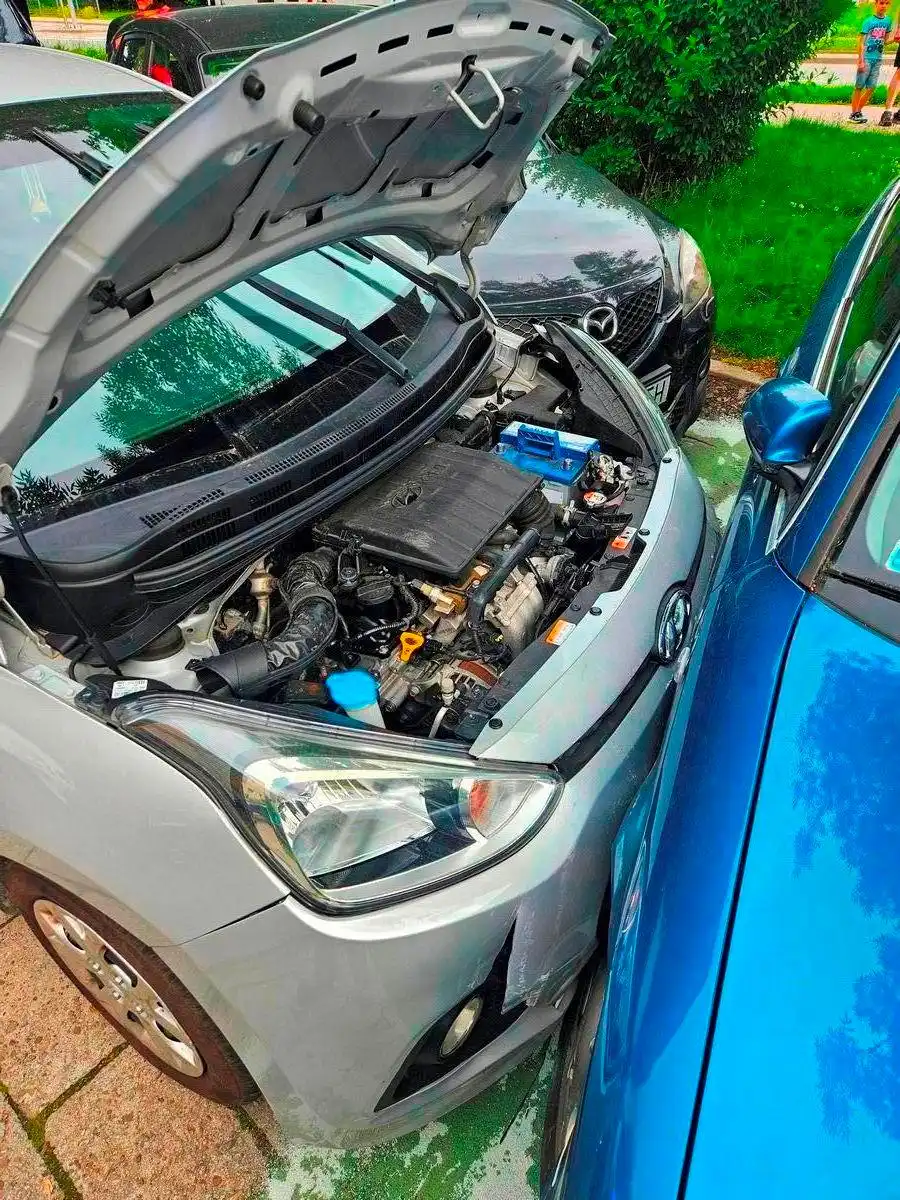 Osobowy Hyundai uderzył w zaparkowane pojazdy na osiedlowym parkingu
