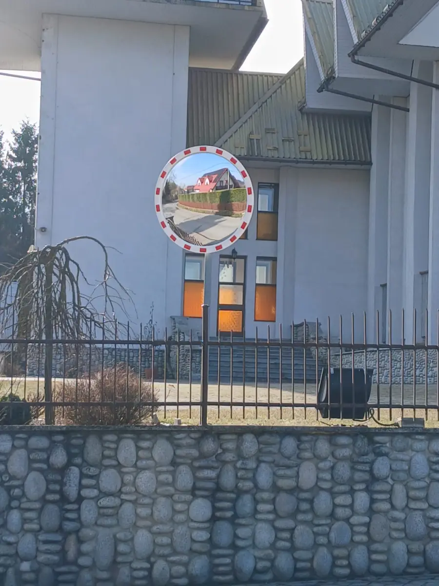 Nowe lustra i znaki na drogach. Gmina Stary Sącz poprawia bezpieczeństwo