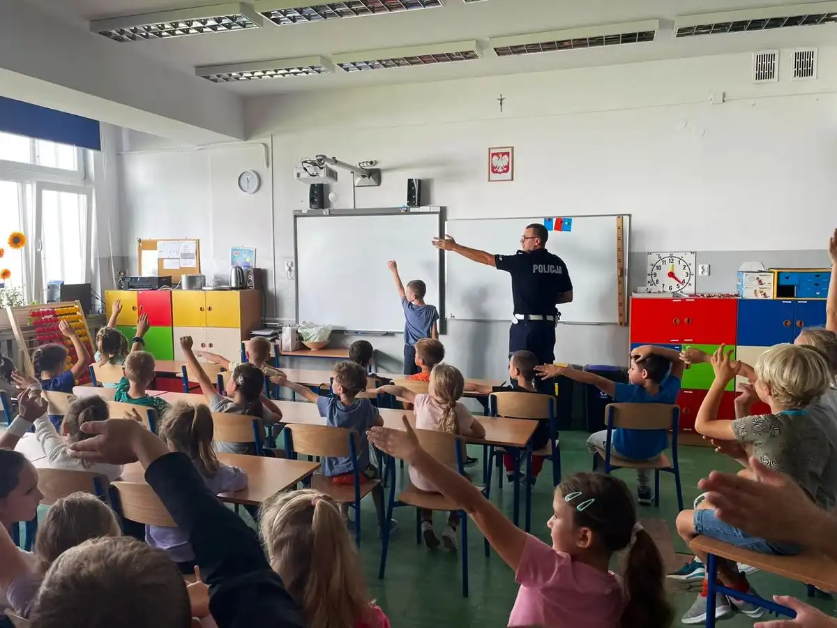 W ramach akcji „Bezpieczna droga do szkoły” sądeccy policjanci przypominają najmłodszym podstawowe zasady bezpieczeństwa