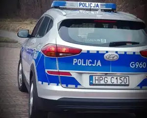 Kierowca, czterech pasażerów + czterech ...w bagażniku