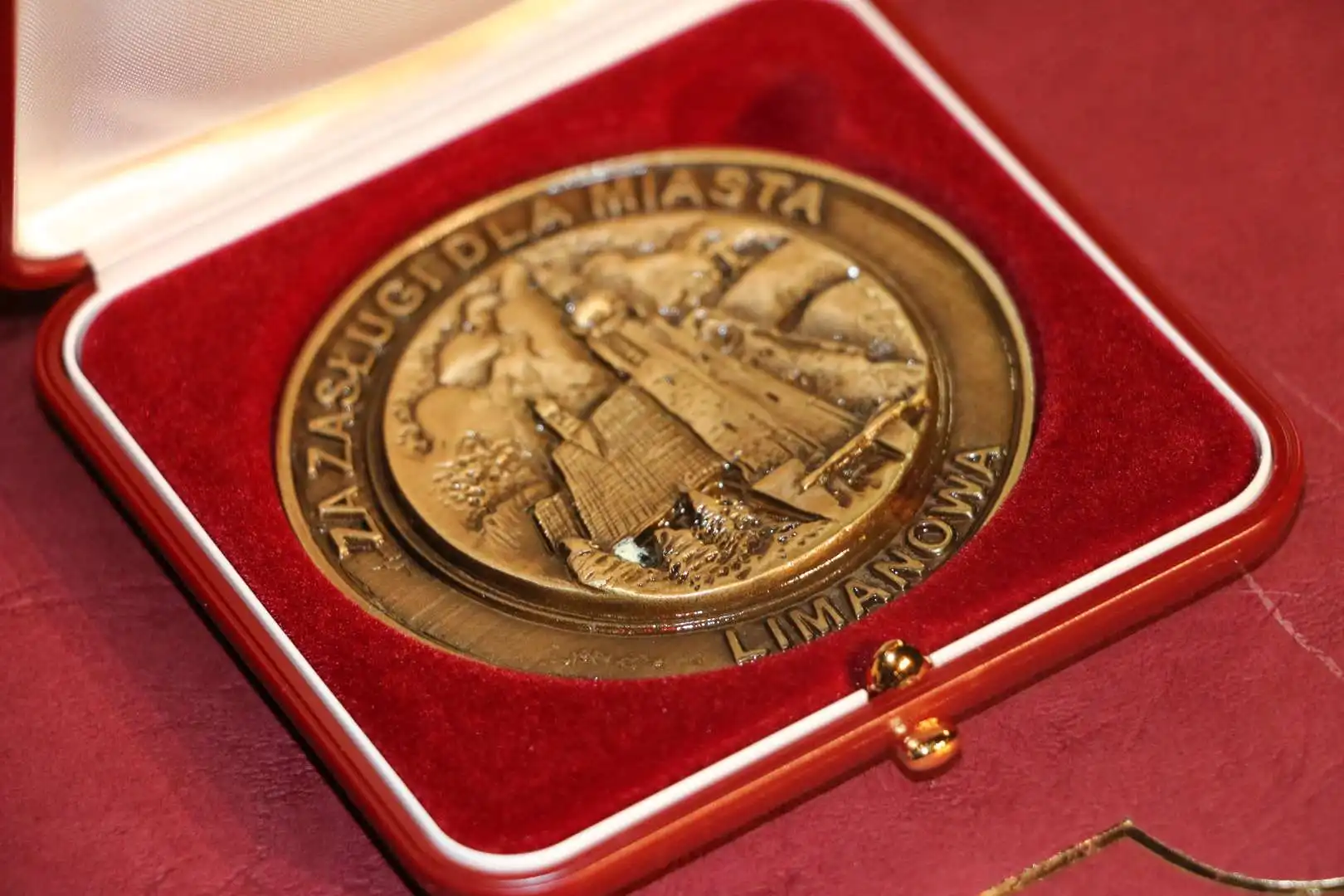 Limanowska sesja z okazji 106-lecia Niepodległości. Medal „Pro Patria” i artystyczne występy