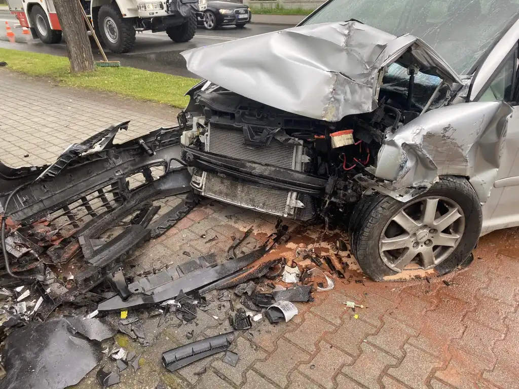 Wypadek w Łącku. Samochód osobowy zjechał z drogi i uderzył w ogrodzenie