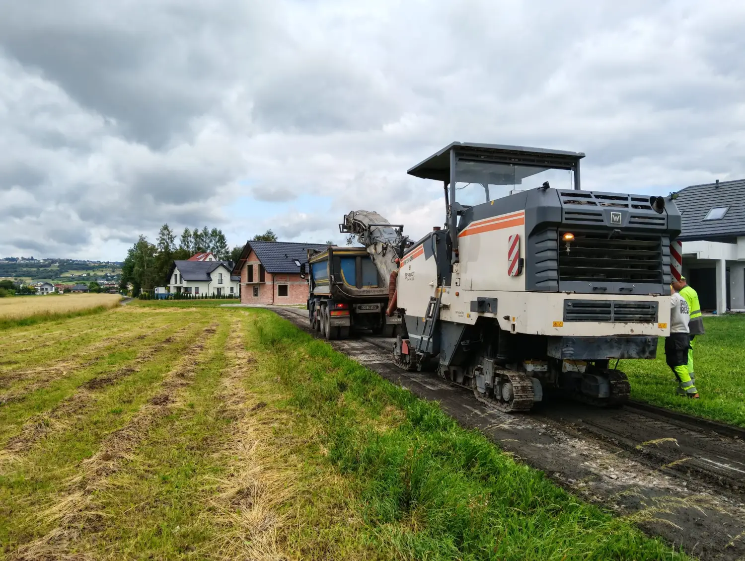 Nowy asfalt i pobocza. Rozpoczął się remont ul. Świerkowej