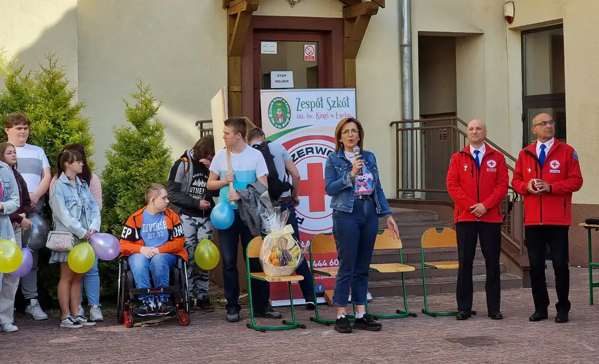 Uczniowie ZS w Łącku wzięli udział w 11. edycji wydarzenia pod hasłem Baw się dobrze! #NIEspieczRaka