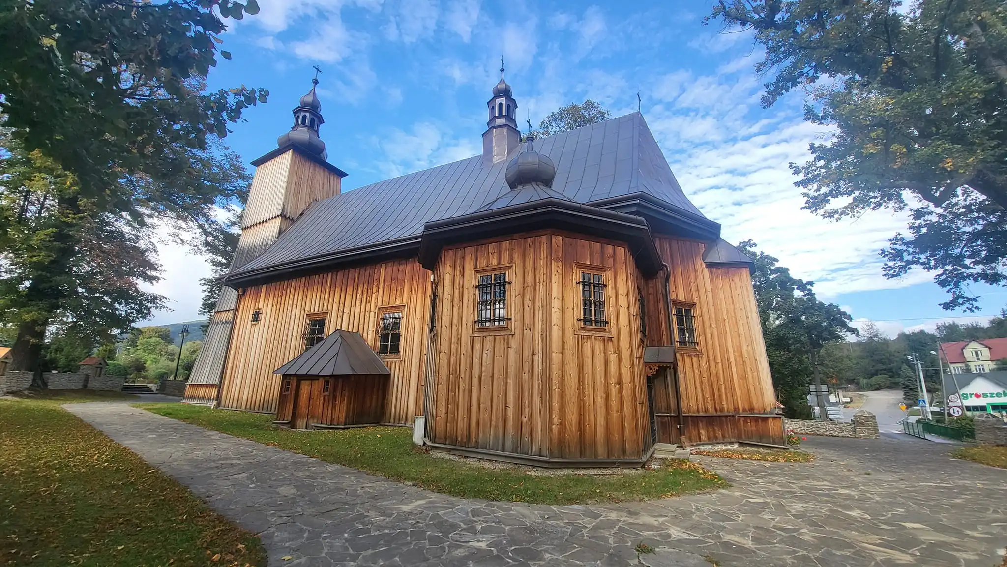 Kościół w Łukowicy zyskał nowy blask. Renowacja muru zakończona