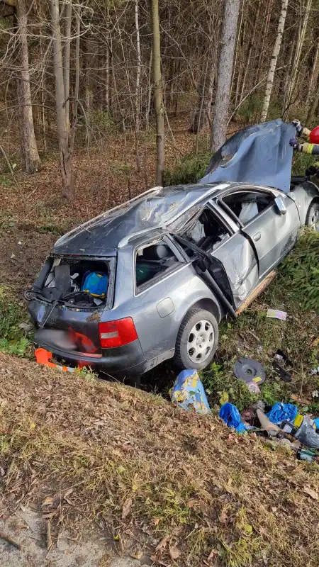 Wypadek w Łazach Biegonickich. Strażacy ewakuowali z pojazdu nieprzytomnego mężczyznę