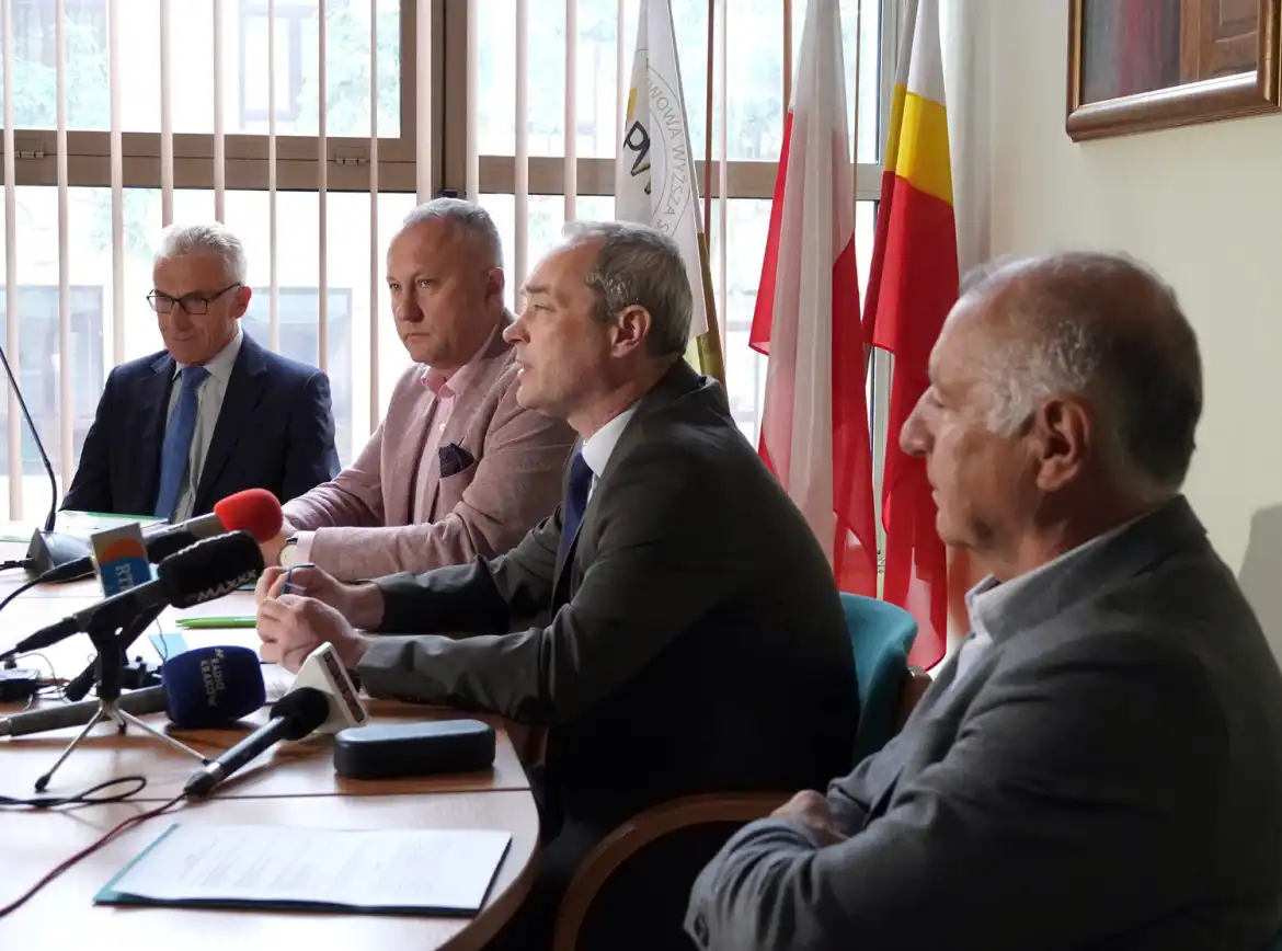 Starostwo Powiatowe w Nowym Sączu, PWSZ i Urząd Miasta Nowego Sącza wspólnie zorganizują konferencje. Jaką?