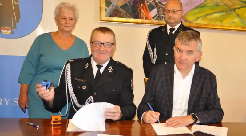 Podpisanie umowy na wsparcie finansowe dla OSP Gaboń. Nowy wóz strażacki w drodze